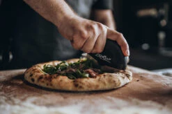 MOESTA-BBQ PizzaSchneider – PizzaCut 11 MOESTA-BBQ PizzaSchneider – PizzaCut -Brunner Verkäufe pizzacut anwendung 1200x800x72dpi 191puxxz8sllufmx