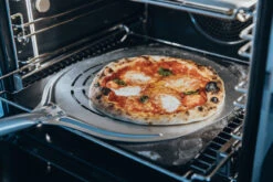 MOESTA-BBQ Pizzaschieber Gelocht -Brunner Verkäufe pizzaschieber blacksteel anwendung 1200x800x72dpi 2