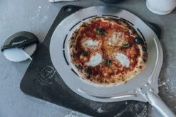 MOESTA-BBQ Pizzaschieber Gelocht -Brunner Verkäufe pizzaschieber blacksteel anwendung 1200x800x72dpi 4